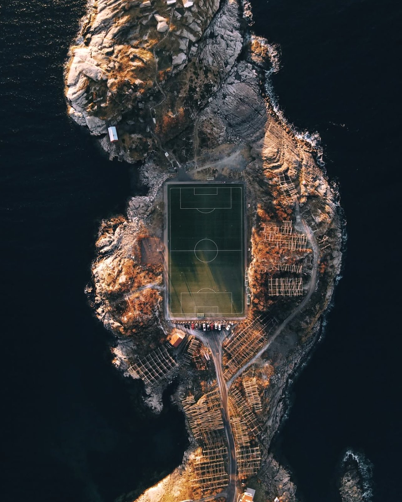 Drone — campo de futebol na ilha