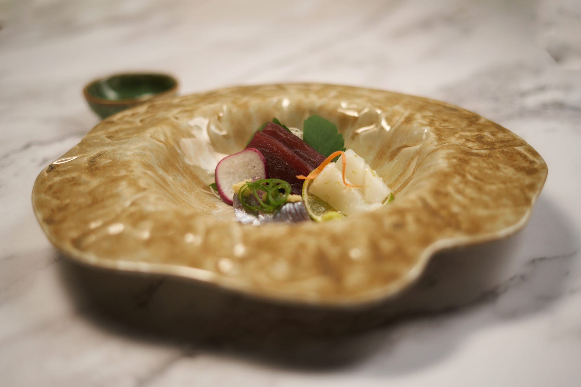 Fotografia — sashimi numa taça de cerâmica