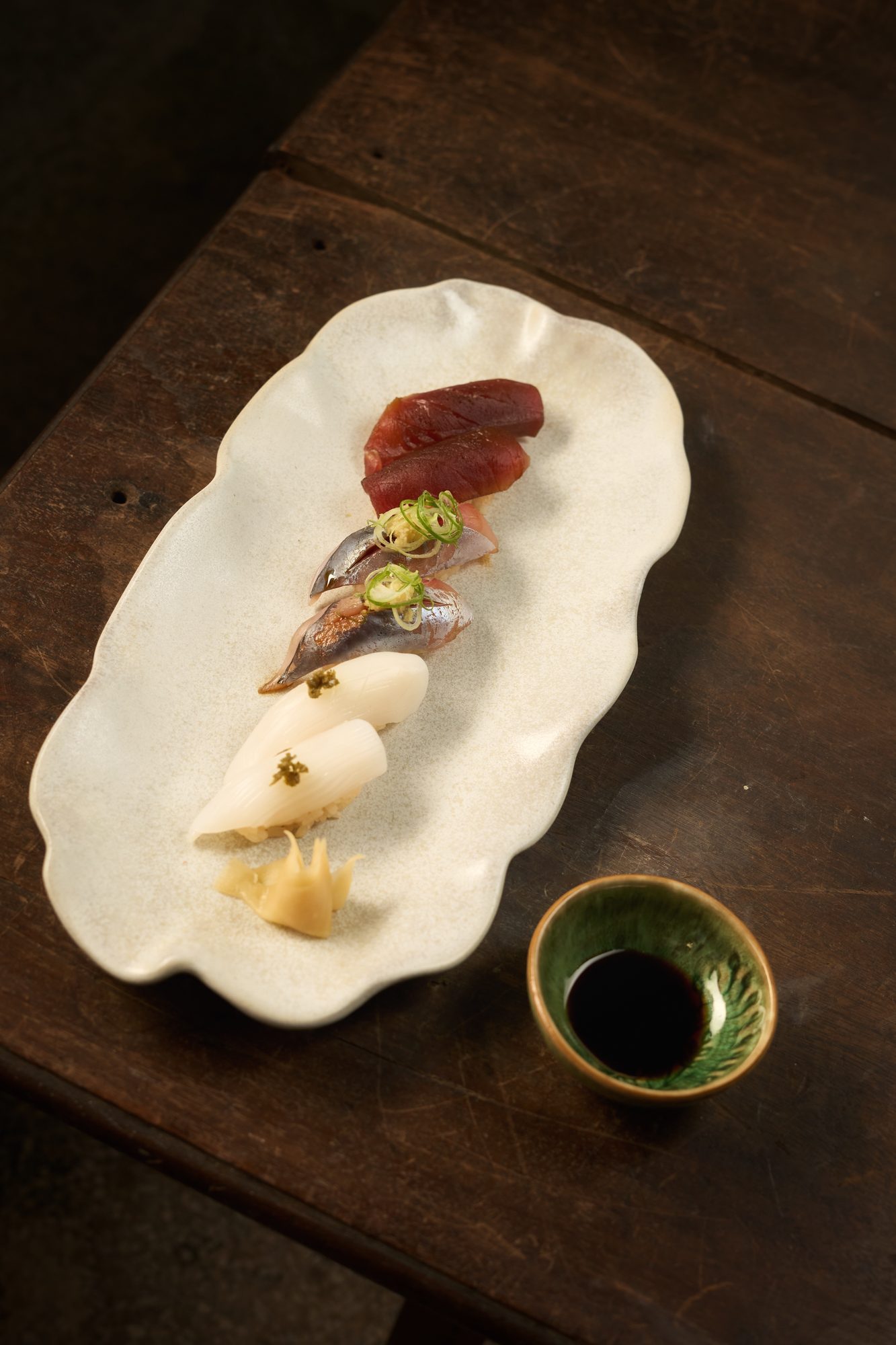 Fotografia — nigiri numa travessa de cerâmica